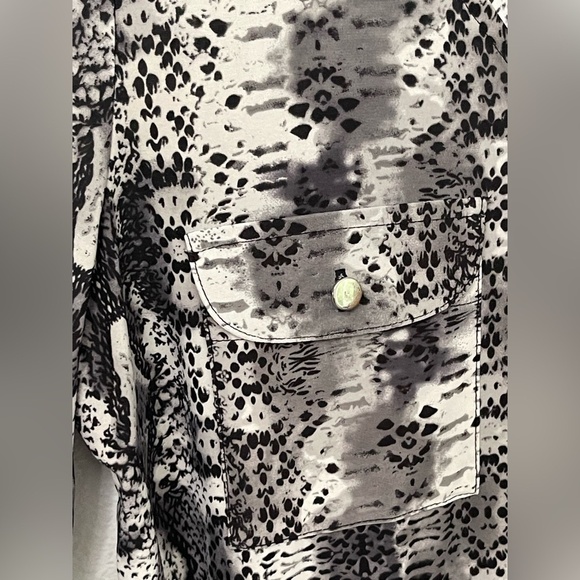 INC International Concepts Diamond Python Front Pockets Gray Blouse Top Size M - Picture 6 of 11